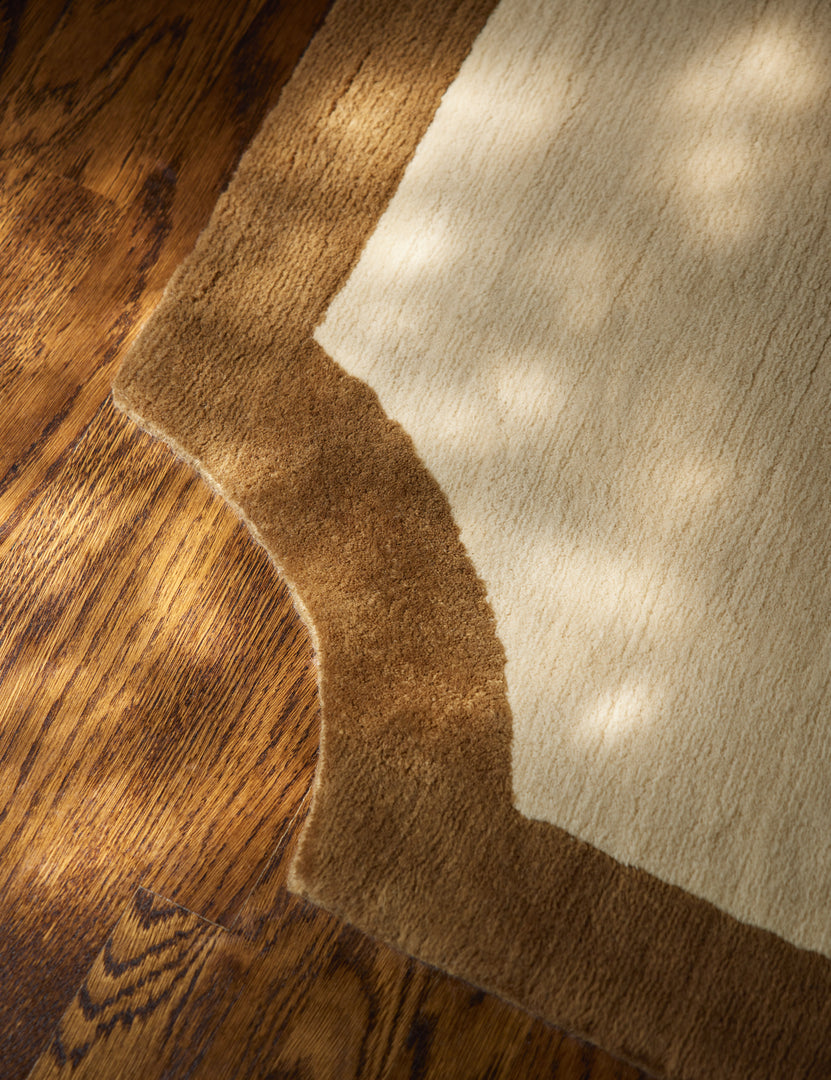 #size::6--x-9- #size::8--x-10- #size::9--x-12- #size::10--x-14- #size::12--x-15- #color::ivory | Close up view of the scalloped corner of the Clapham Hand-Loomed Wool Rug by Jake Arnold.