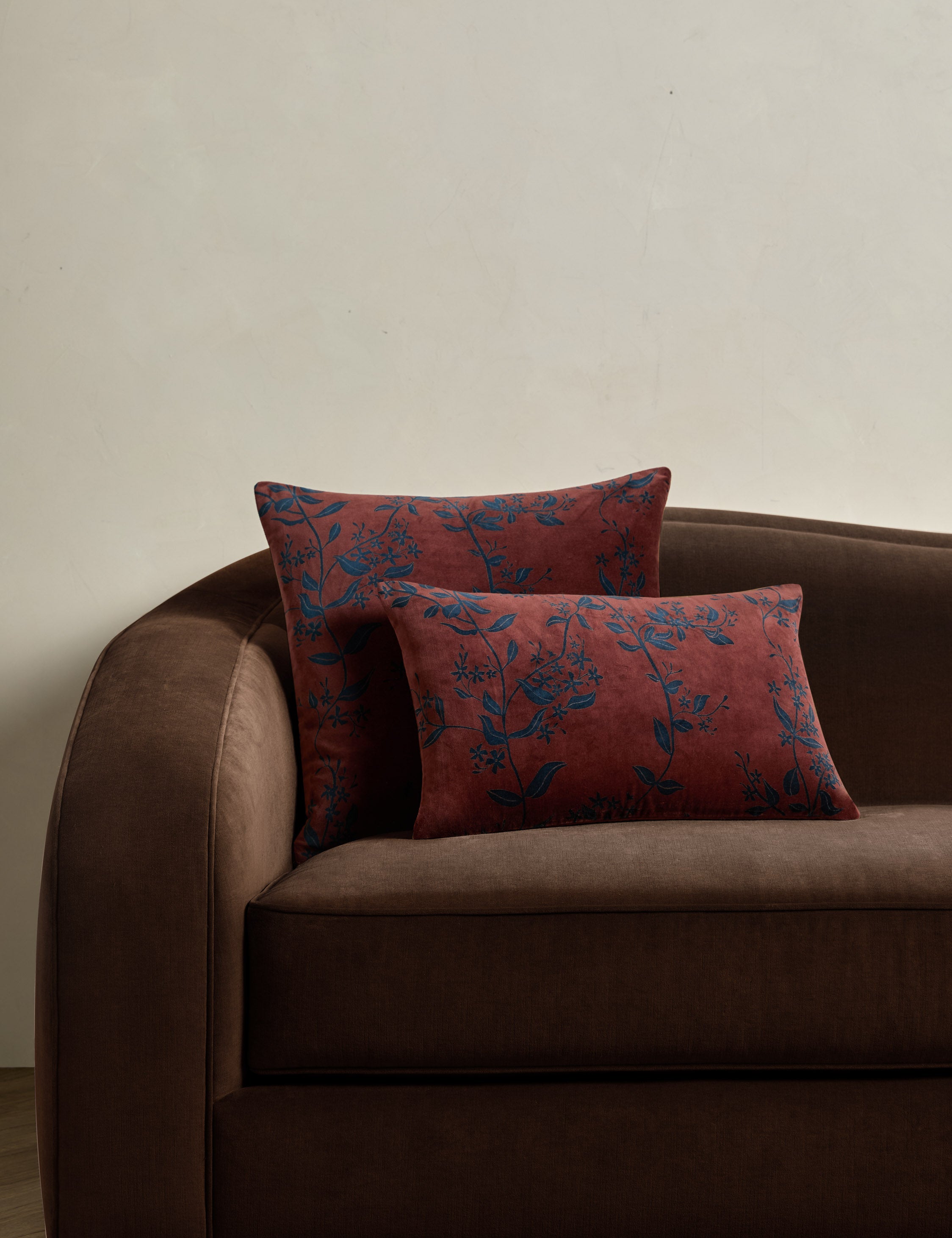 #color::sangria #style::square #style::lumbar