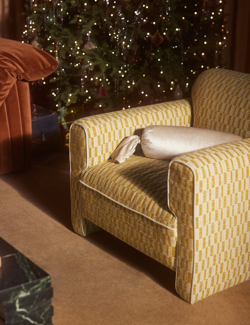 #color::champagne #style::bolster