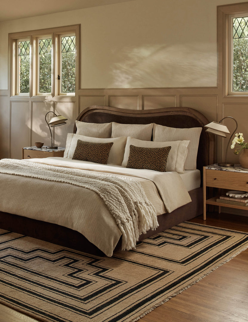 #color::brown #size::queen