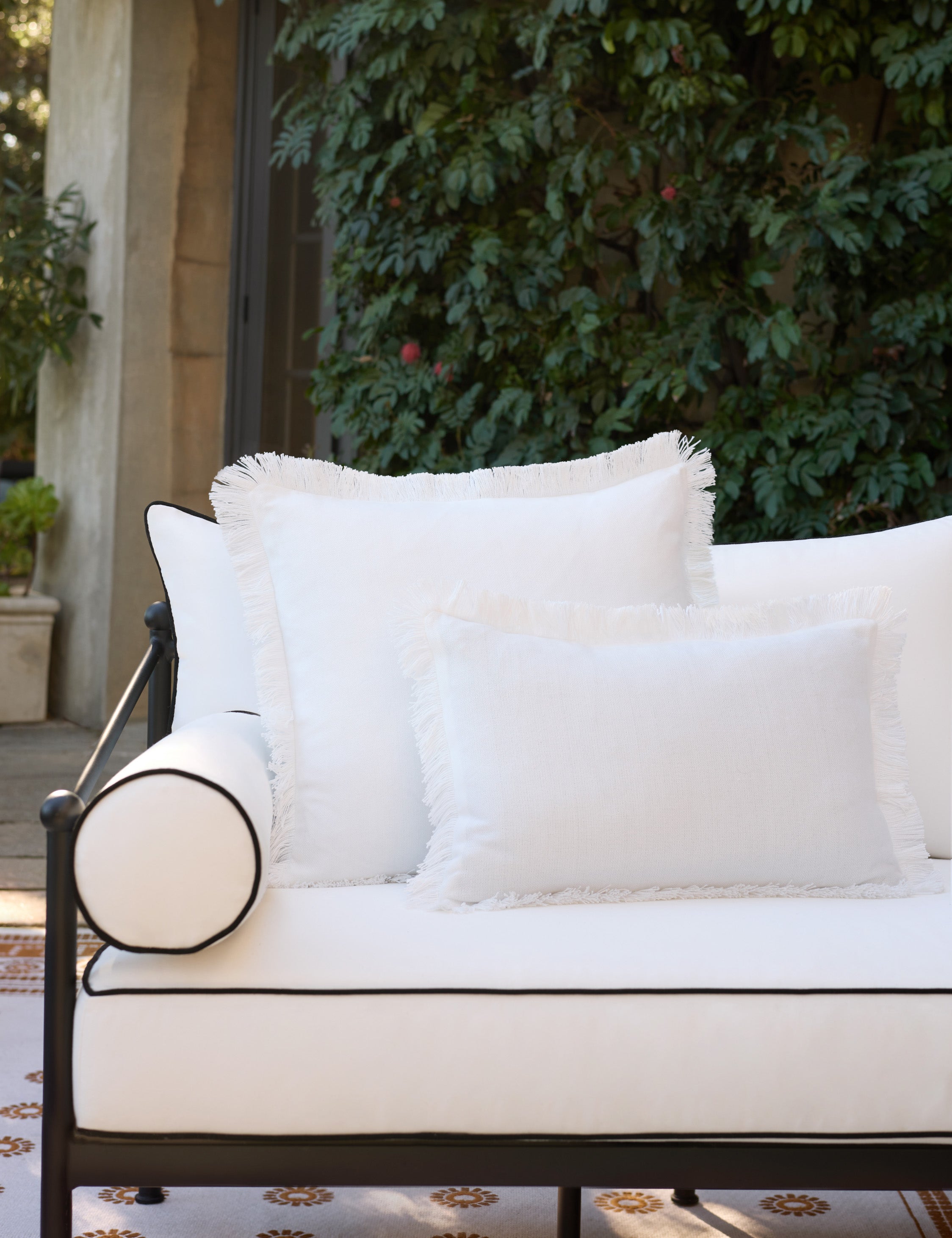 #color::coconut #style::lumbar #style::square #fill-type::polyester