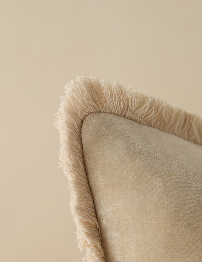 #color::champagne #style::square  #style::lumbar