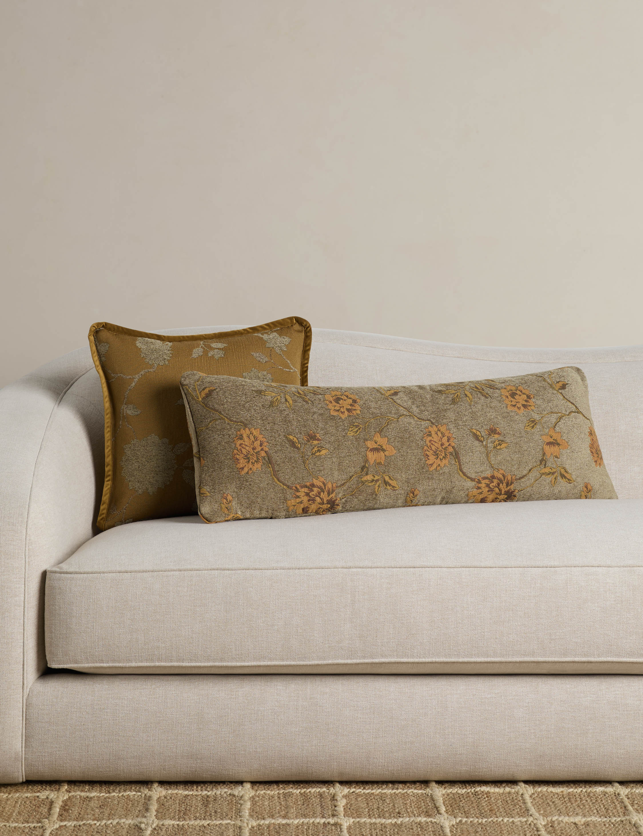 #color::brown-and-gold #style::long-lumbar #style::square