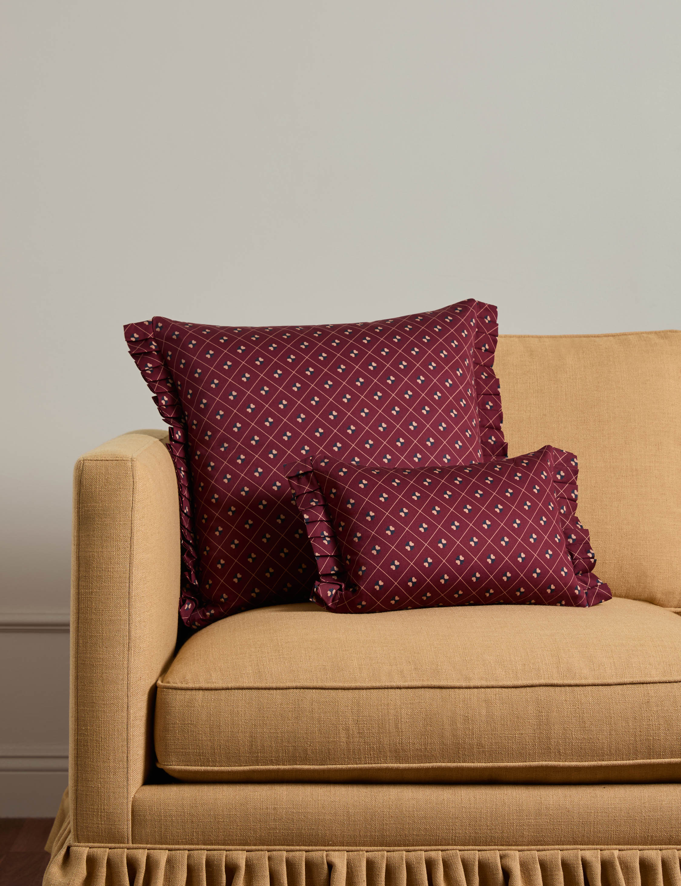 #color::mulberry #style::mini-lumbar #style::square
