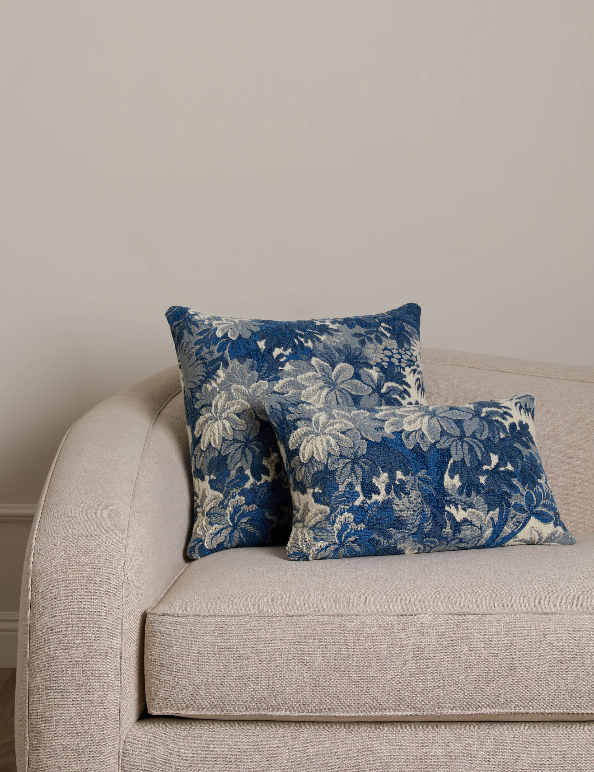 #color::blue-shadow #style::square  #size::lumbar