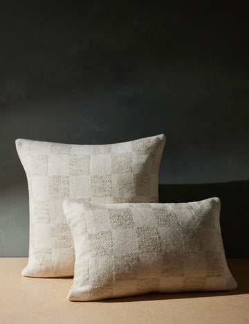 #style::square #fill type::with-feather-down-insert #color::natural #fill type::pillow-cover-only