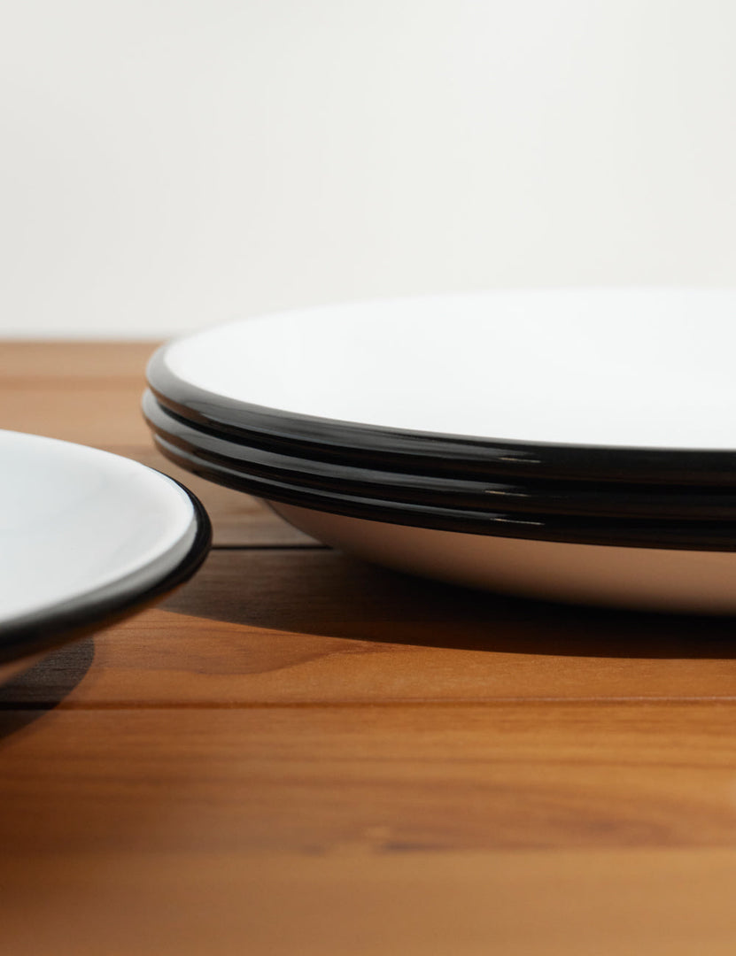 #color::black-rim | Close-up of the black rim on the Enamelware Dinner Plate (Set of 4) by Crow Canyon