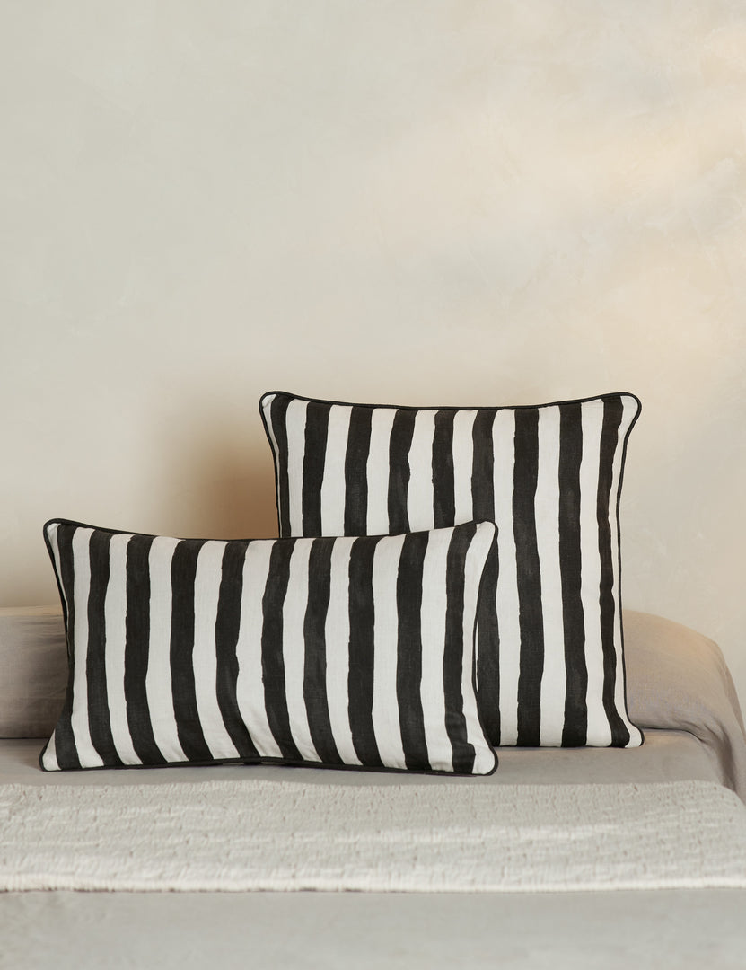 #color::black-and-ivory #style::square #fill type::with-feather-down-insert  #fill type::pillow-cover-only
