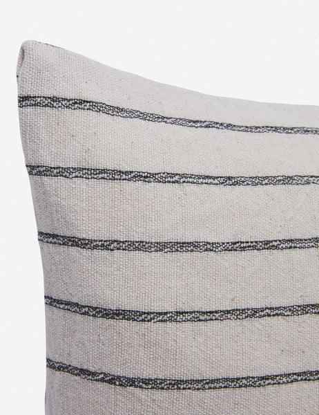 #color::black #style::square