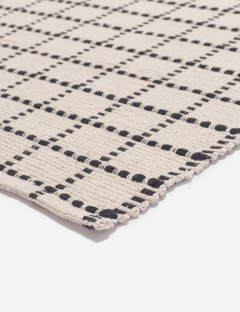 #size::1-9--x-2-10- #size::2--x-5- | Corner-shot of the Sebou natural and black dotted machine washable mat